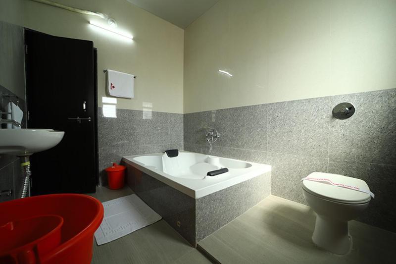 Hotel Sourabh Garden Shirol Zewnętrze zdjęcie